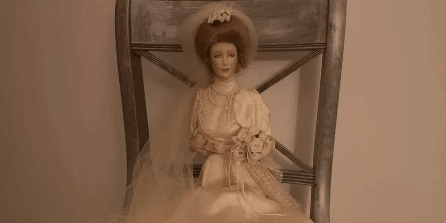 Кукла одержимая привидением, кукла, игрушка, зловещая игрушка, кукла нападает на мужчин, кукла одержимая невестой,