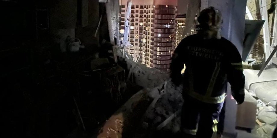 Разрушения, обстрел, Киев, многоэтажка, спасатель,