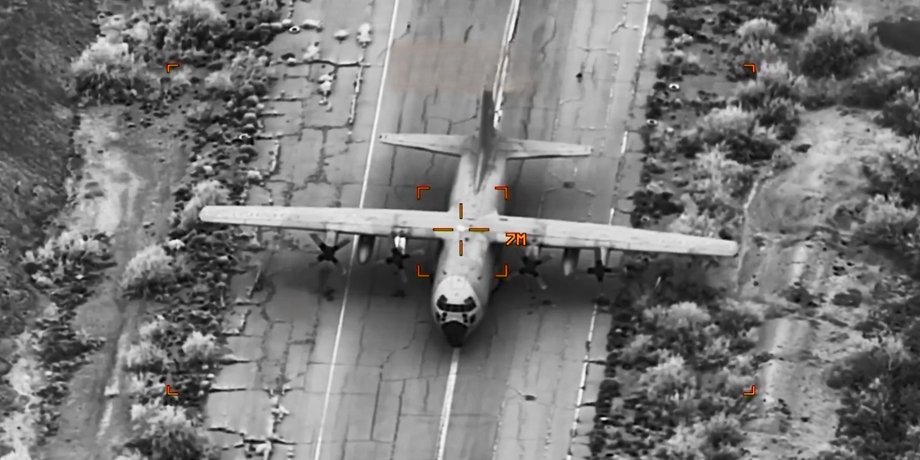 Літак C-130 Hercules Ірану на летовищі за мить до удару США
