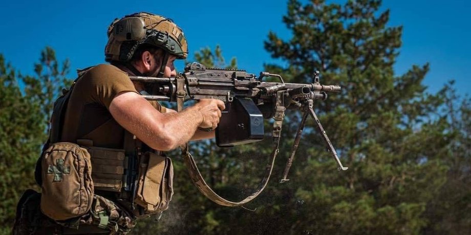 Український віськовий стріляє з автомата по цілі