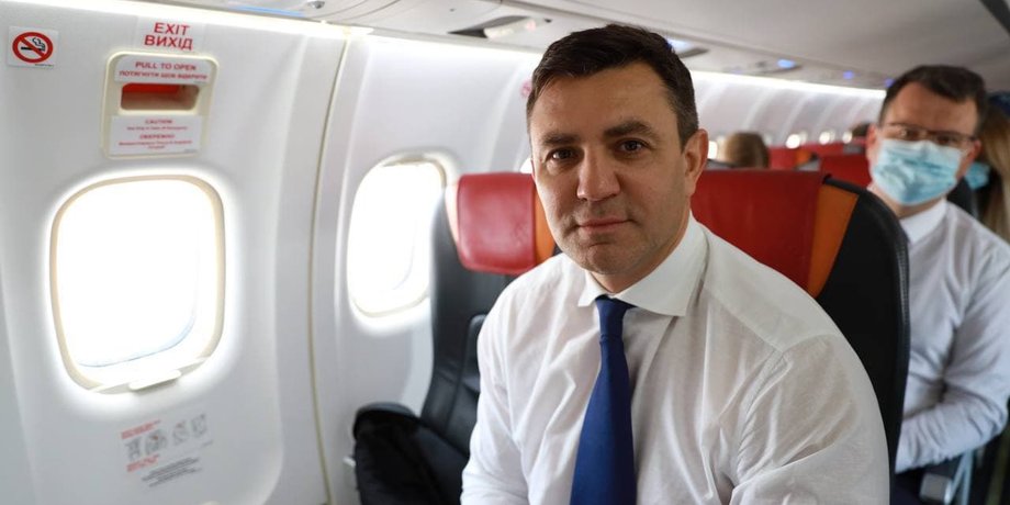 Николай Тищенко, поездка в Ужгород, авиарейс, самолет, слуга народа, закарпатье, закарпатская область