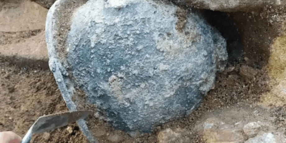 шлем, археологи, находка, раскопки, святилище, Афина, битва, надпись, город, керамика, Греция, война, мудрость, богиня