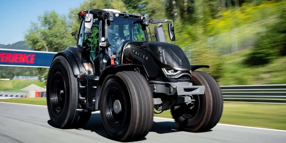трактор Valtra на трассе