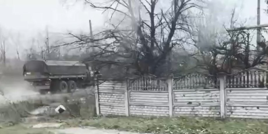 военный грузовик ВС РФ на дороге в Донецке