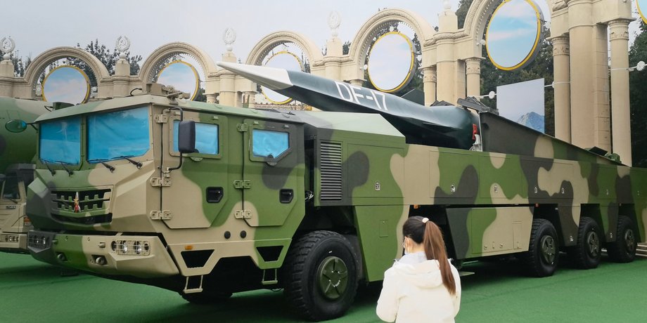 Баллистическая ракета DF-17 на мобильном комплексе КНР