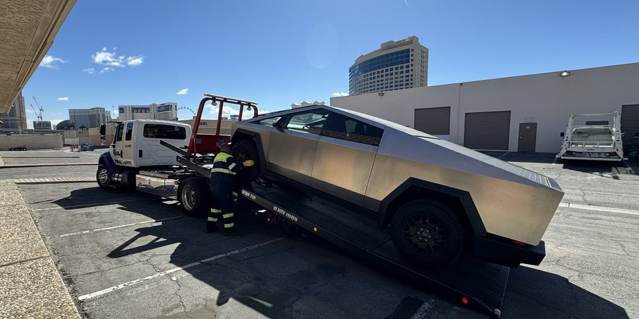 пикап тесла сломался, Tesla Cybertruck, пикап Tesla Cybertruck, электромобиль Tesla, электромобиль Tesla