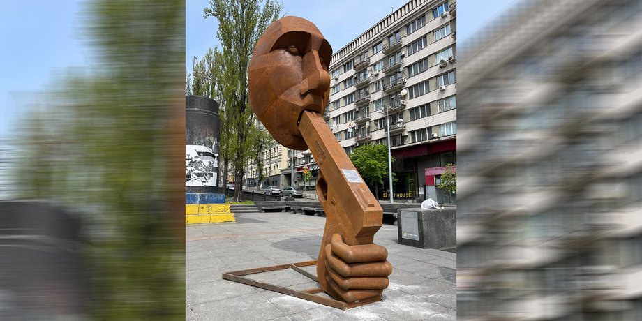памятник в киеве, памятник путину, скульптура с путиным, zастрелись, застрелись памятник