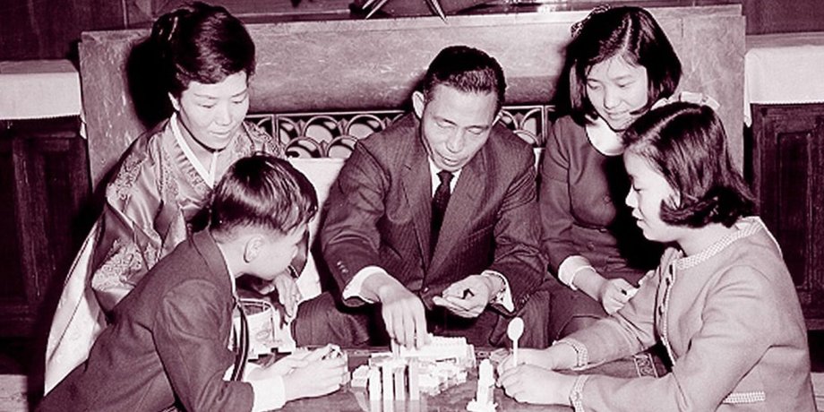 Пак Чон Хи c женой и детьми