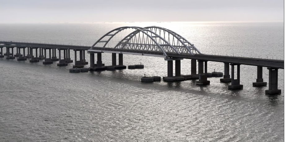 Кримський міст в Чорному морі