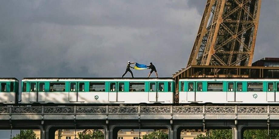 Флаг Украины, Париж, Франция, руферы, поезд, Эйфелева башня