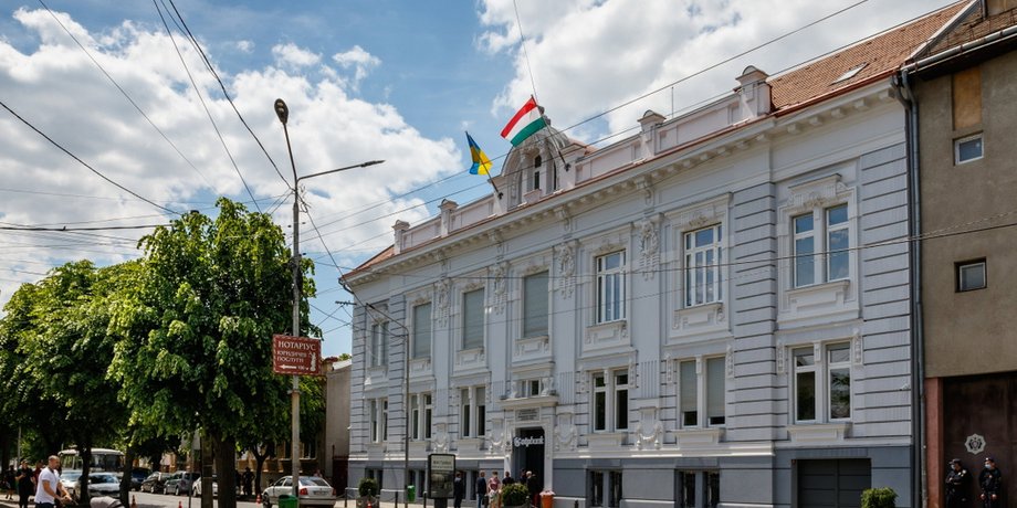 флаг венгрии, мукачево, мид, будапешт, скандал, закарпатье, этнические венгры