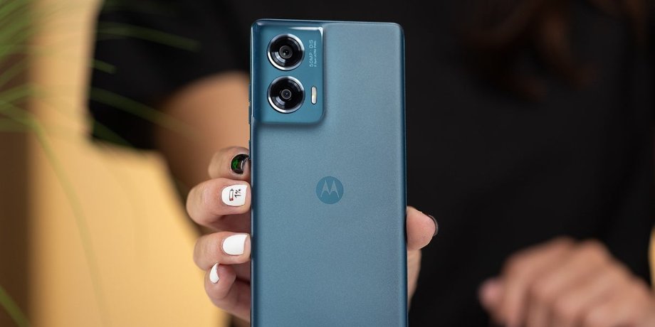 Бюджетный телефон Motorola Edge 50