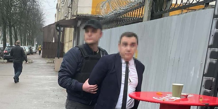 Государственная таможенная служба Украины, чиновник со взяткой, взятка, доллары, зеленый коридор