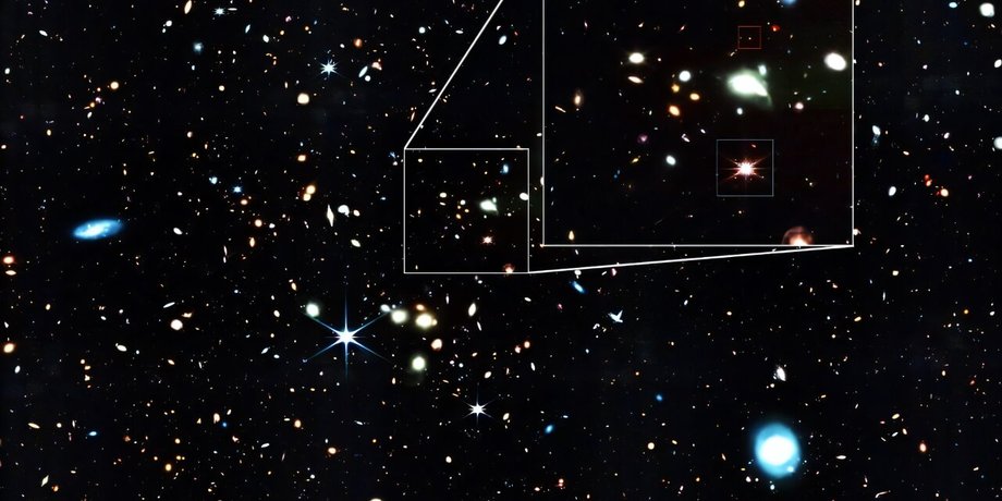 маленькая красная точка космос галактика черная дыра