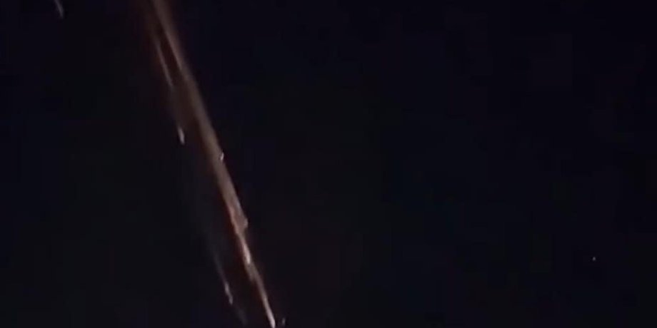 Вогняна куля в небі, осколки супутника, таємнича куля, нічне небо, вхід об'єкта в атмосферу, астрономічне явища, SpaceX