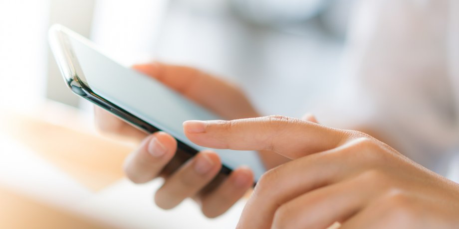 смартфон В Україні планують обмежити дітям доступ до соцмереж, — нардепка Гришина (відео)
