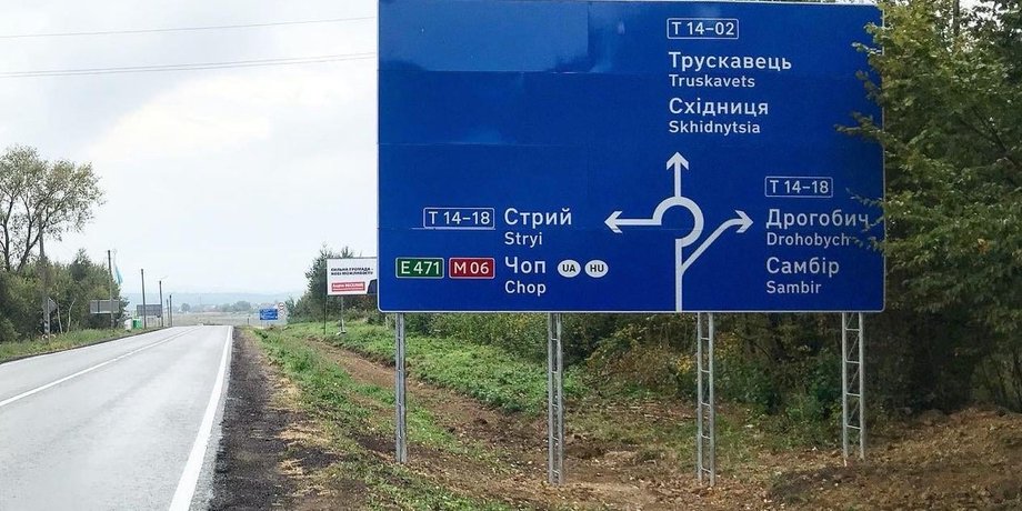 дорожные знаки, указатели направления движения, указатели населенных пунктов