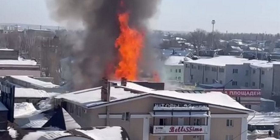 Огонь полыхает на 1500 квадратных метрах на улице Белинского