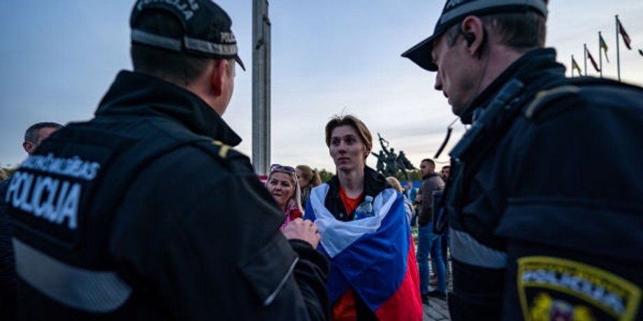 Латвія, прапор РФ