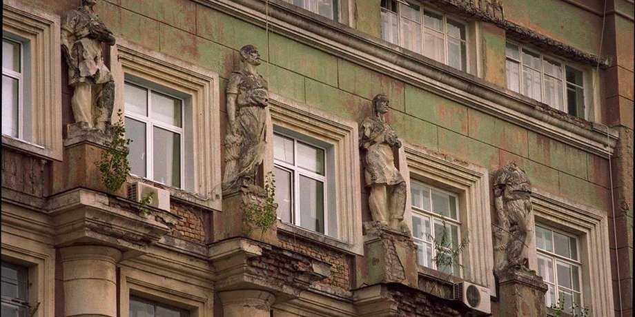 Здание до демонтажа статуй/Фото: facebook.com/camrador