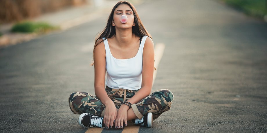 девушка, жевачка, пузырь из жевачки