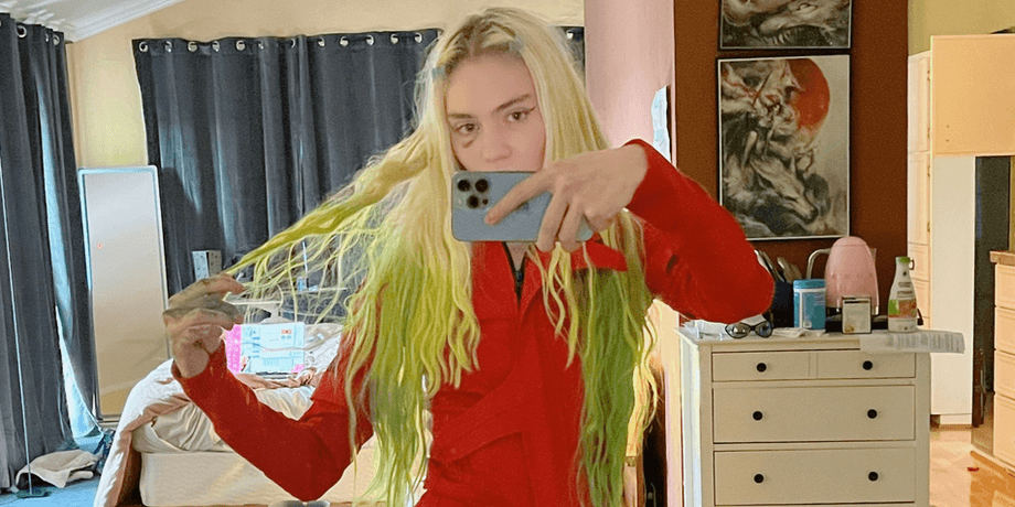 Grimes, бывшая жена Илона Маска, комната, кровать, комод
