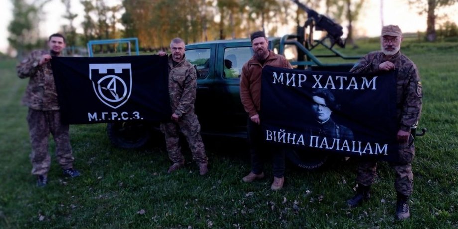 бойцы со знаменами в руках, анархисты, махно, черное знамя, бойцы всу