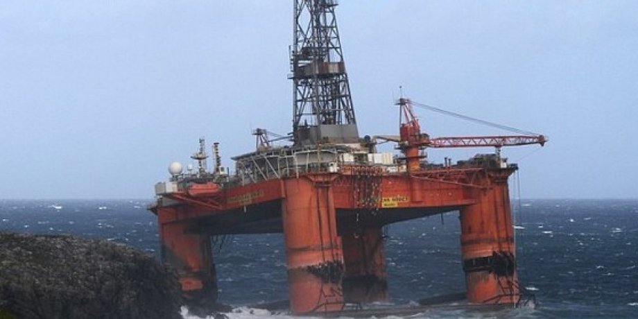 Шторм выбросил нефтяную платформу на берег / Фото: SWNS.com