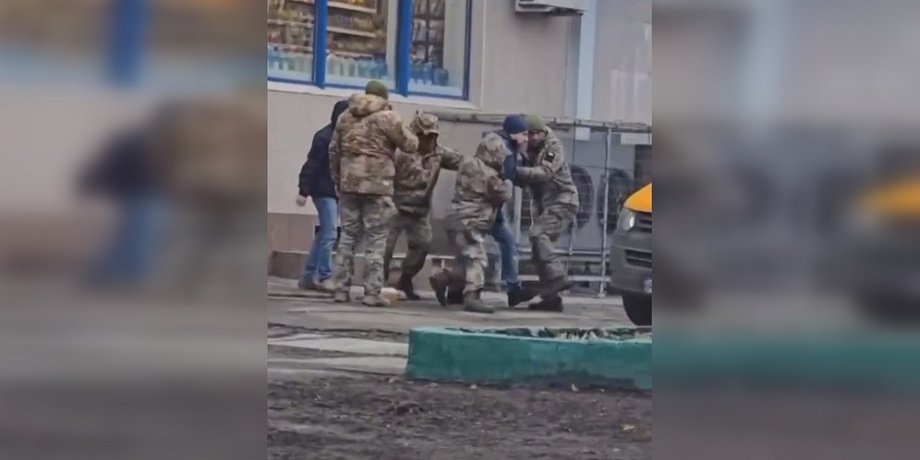 Задержание сотрудниками ТЦК мужчины, тцк, бусификация, бусификация в харькове