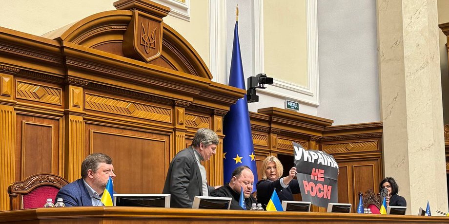 санкции против Порошенко, санкции Порошенко, Порошенко санкции, Порошенко, Петр Порошенко, Европейская Солидарность, ЕС, партия ЕС, Верховная Рада, протест, акция протеста