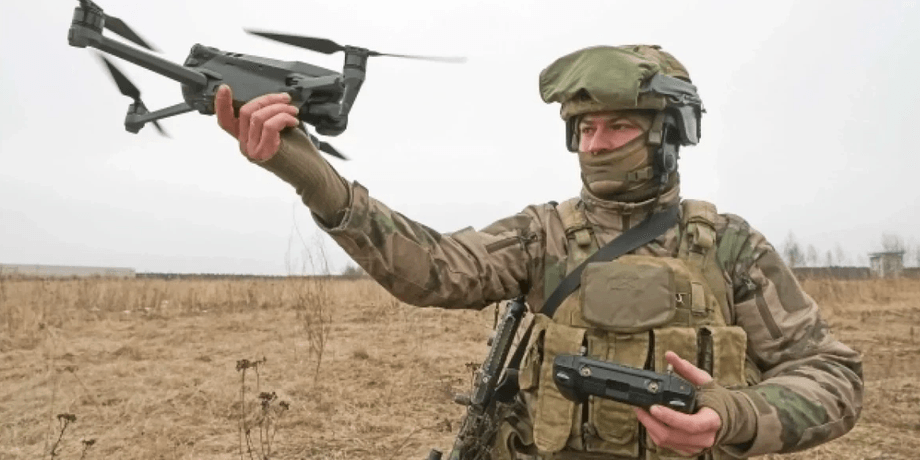 FPV-дрон и оператор
