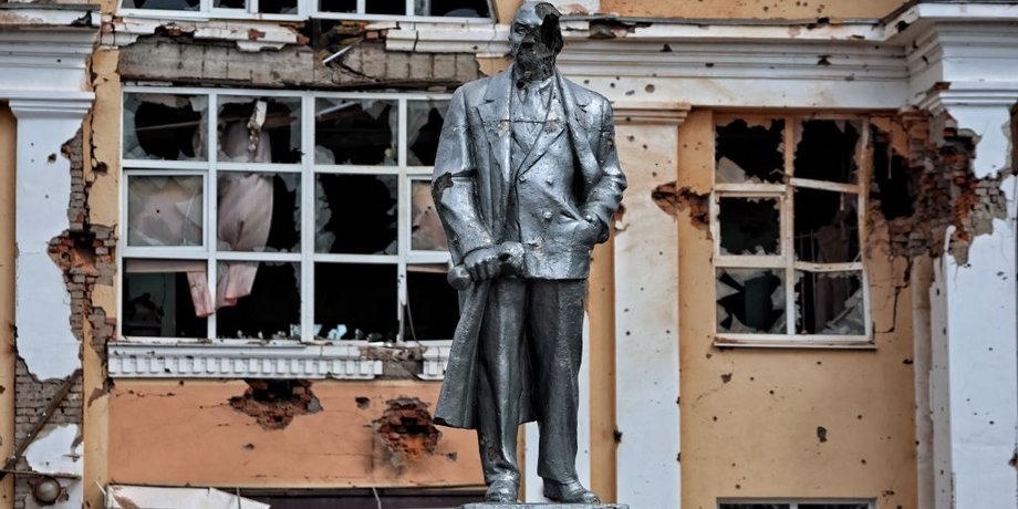 Изображение поврежденного памятника Ленину в Судже