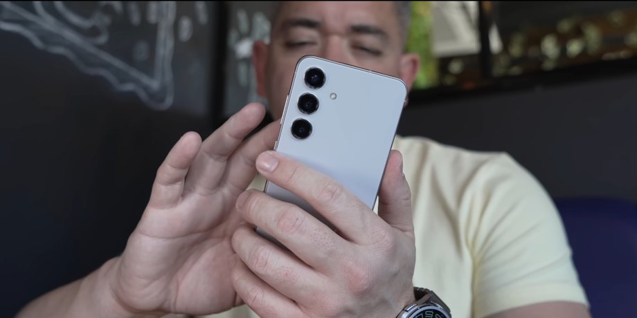 Чоловік користується Samsung Galaxy S24