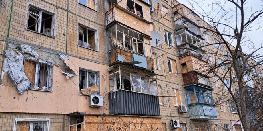 повреждения дома, выбитые стекла, поврежденный фасад
