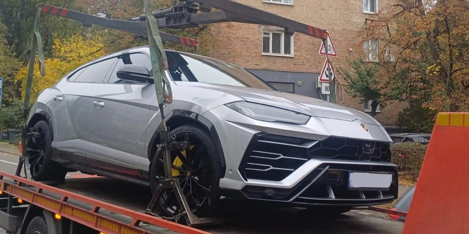 Lamborghini Urus на эвакуаторе