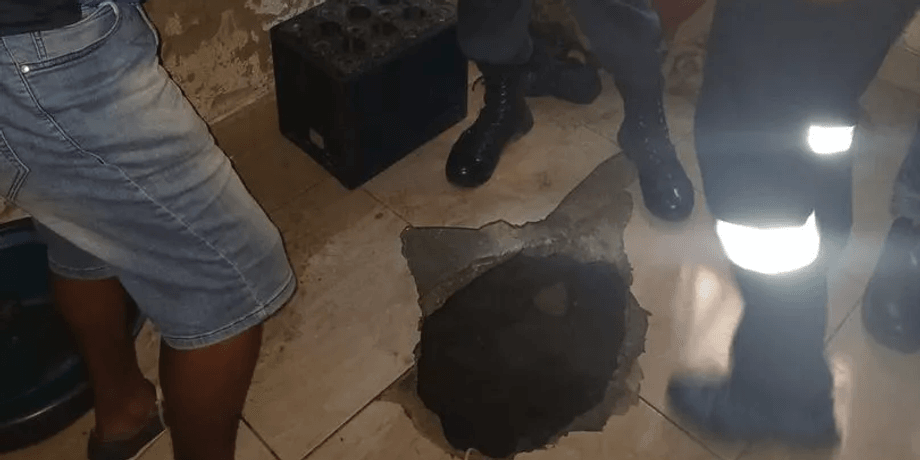 Тунель у спальні будинку, шахта, платинова шахта, незаконний видобуток корисних копалин, тунель у будинку, банда злочинців