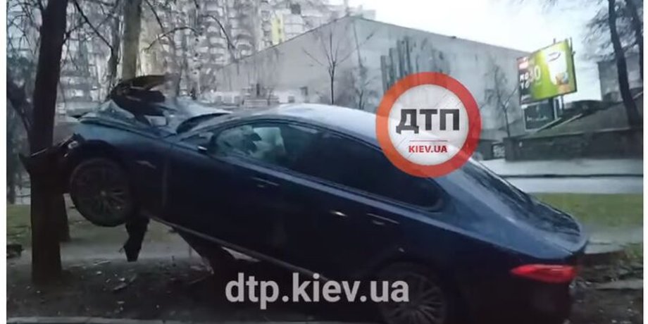 дтп, киев, столб, ягуар, скульптура