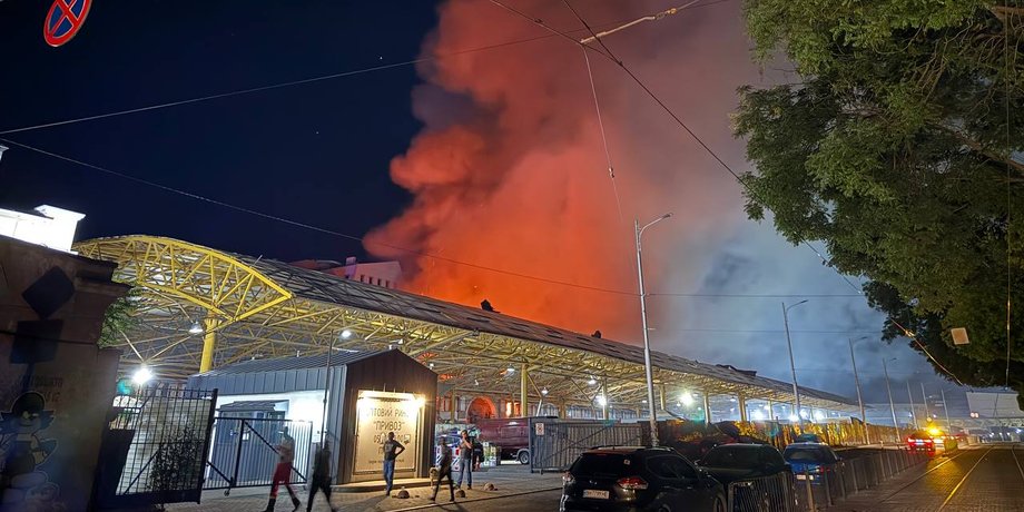 Пожар на Привозе после ночной атаки по Одессе 24 июля