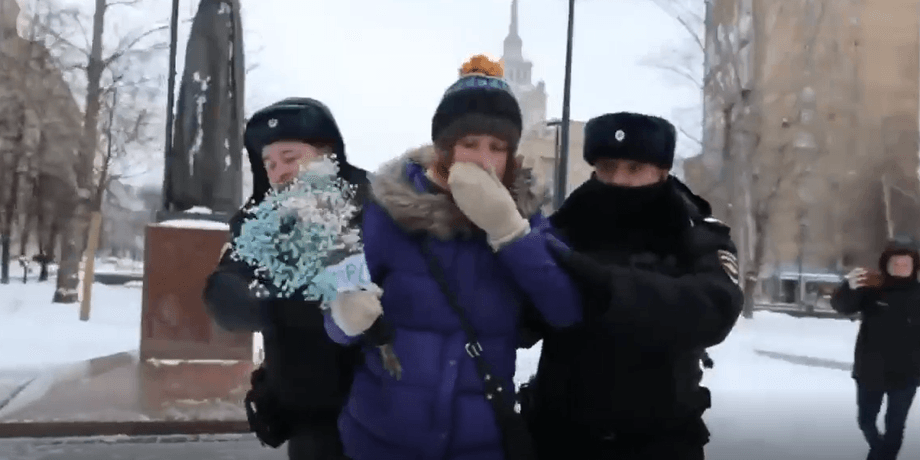 Москва, полиция, памятник Лесе Украинке, полиция, годовщина войны, цветы, 24 февраля