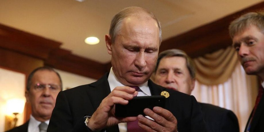путин, смартфон, песков, лавров