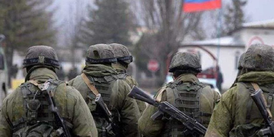 Російські війська на фоні прапора