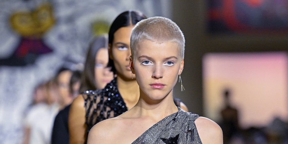 Dior, белые стрелки, подводка для глаз, тренды макияжа, модный макияж