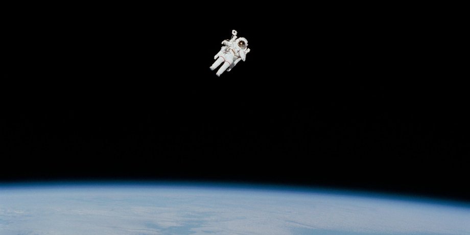 Космонавт у відкритому космосі, найстрашніше фото зроблене в космосі, астронавт у космосі, один на один з безоднею, Брюс МакКендлесс II, увійшов в історію