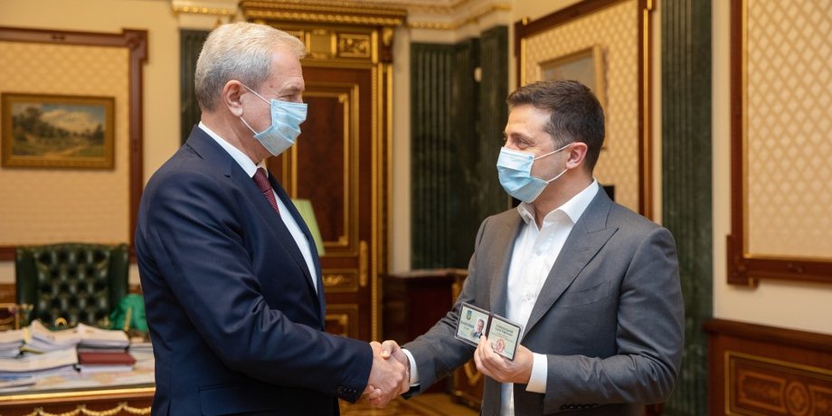 Сергей Гриневецкий Владимир Зеленский вручение удостоверения