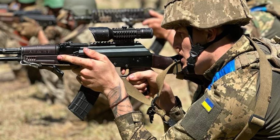 Український військовий з автоматом