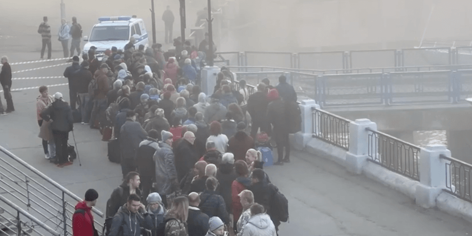люди, перехожі, жителі Херсонської області, Скадовськ, черга, ліки, ЗС РФ, російські окупанти