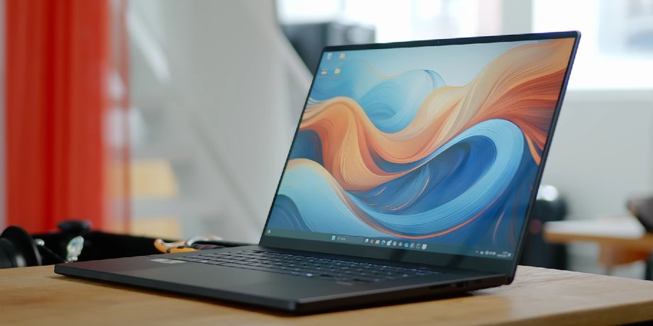 Ноутбук Asus ProArt P16 на столе