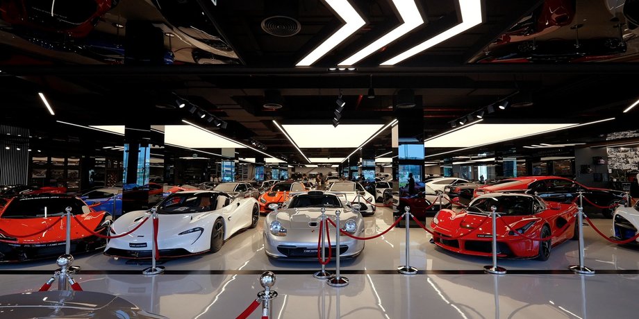 Найдорожчий автосалон, автосалон у Дубаї, Ferrari SF90, Ferrari LaFerrari, Porsche 911 GT1, Bugatti Divo