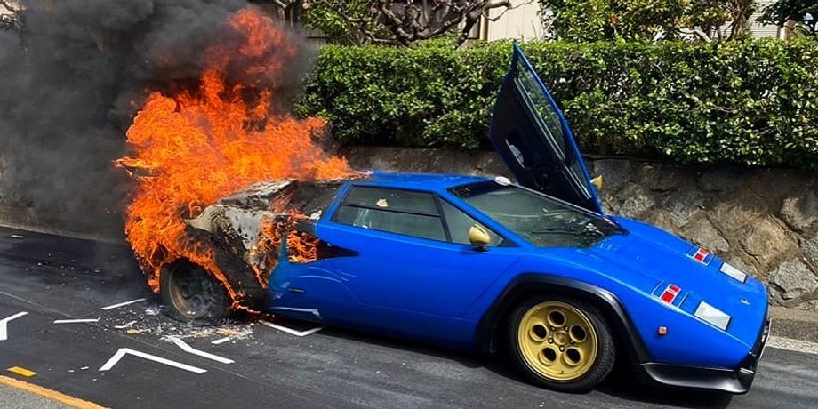 Lamborghini Countach, пожар в авто, загорелся суперкар, пожары Lamborghini