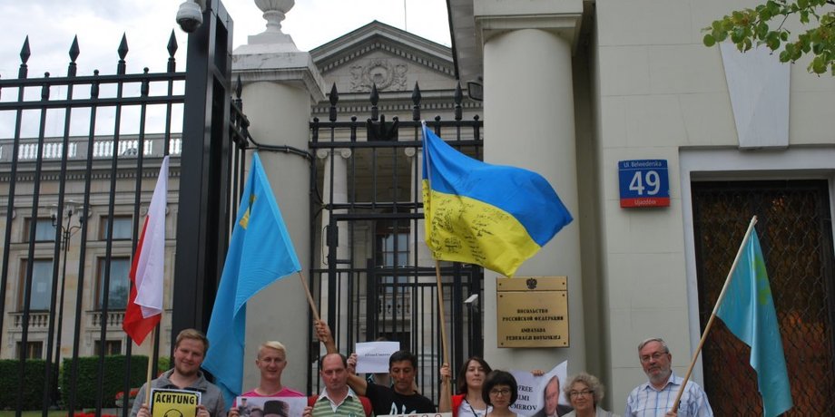 В Варшаве пикетировали посольство России в поддержку Умерова / Фото: Укринформ
